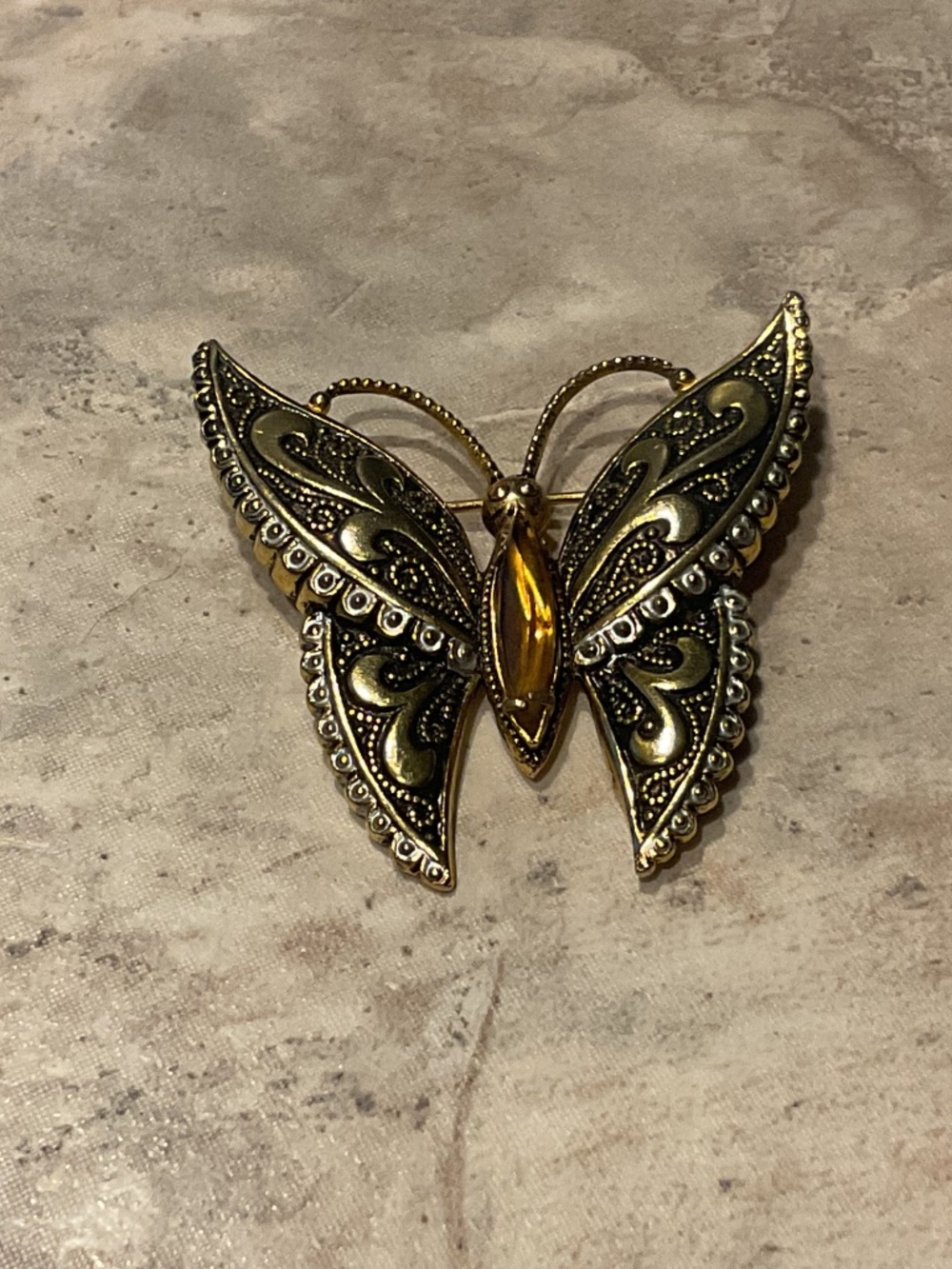Vintage Butterfly Brooch Victorian style goldtone amber glass stone 1.5” across - Picture 3 of 4
